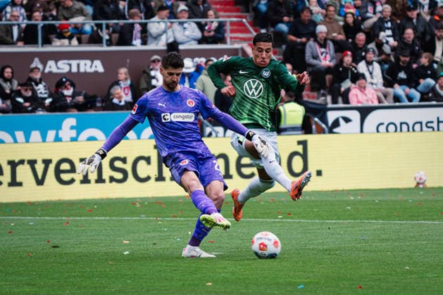 1 Bundesliga FC St Pauli vs VfL Wolfsburg, 16 05 2026 Nikola Vasilj FC St Pauli, 22 plays the ball in front of Adam Daghim VfL Wolfsburg, 11 Soccer, 1 Bundesliga, 34 Matchday FC St Pauli vs VfL Wolfsburg on 16 05 2026 at Millerntor Stadion, Hamburg DFL REGULATIONS PROHIBIT ANY USE OF PHOTOGRAPHS AS IMAGE SEQUENCES AND OR QUASI VIDEO Copyright: xBEAUTIFULxSPORTS Tonhäuserx