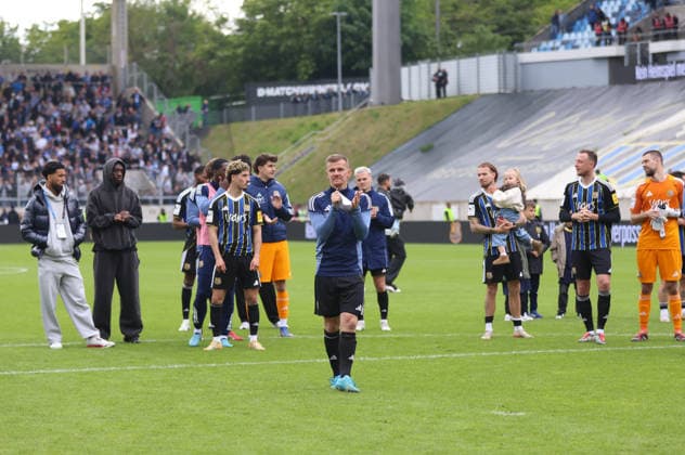 16 05 2026, Football, Men, 3 League, Season 2025 2026, 1 FC Saarbrücken FC Hansa Rostock, Manuel Zeitz 1 FC Saarbruecken thanks the fans after the match Saarbrücken Ludwigsparkstadion Saarland Germany DEU Copyright: xFabianxKleerx