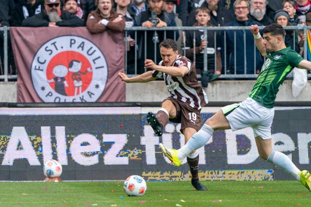 Martijn Kaars FC St Pauli, 19 Pass, Konstantinos Koulierakis VfL Wolfsburg, 04 , GER, FC St Pauli vs VfL Wolfsburg, Football, Bundesliga, Matchday 34, Season 2025 2026, 16 05 2026 DFL REGULATES PROHIBIT ANY USE OF PHOTOGRAPHS AS IMAGE SEQUENCES AND OR QUASI VIDEO GER, FC St Pauli vs VfL Wolfsburg, Football, Bundesliga, Matchday 34, Season 2025 2026, 16 05 2026 Hamburg Copyright: xEibner-Pressefoto MaxxVincenx EP_MVN