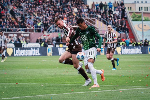 1 Bundesliga FC St Pauli vs VfL Wolfsburg, 16 05 2026 Hauke Wahl FC St Pauli, 5 vs Adam Daghim VfL Wolfsburg, 11 Soccer, 1 Bundesliga, 34 Matchday FC St Pauli vs VfL Wolfsburg on 16 05 2026 at Millerntor Stadion, Hamburg DFL REGULATIONS PROHIBIT ANY USE OF PHOTOGRAPHS AS IMAGE SEQUENCES AND OR QUASI VIDEO Copyright: xBEAUTIFULxSPORTS Tonhäuserx