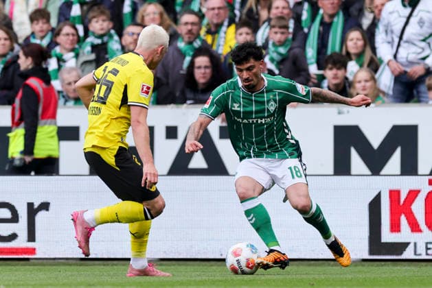 Julian Ryerson Borussia Dortmund and Cameron Puertas Werder Bremen battle for the ball, Bundesliga, SV Werder Bremen v Borussia Dortmund, Weserstadion, May 16, 2026 in Bremen, Germany Photo by Marco Steinbrenner DeFodi Images Julian Ryerson Borussia Dortmund and Cameron Puertas Werder Bremen battle for the ball, Bundesliga, SV Werder Bremen v Borussia Dortmund, Weserstadion, May 16, 2026 in Bremen, Germany Photo by Marco Steinbrenner DeFodi Images DFL regulations prohibit any use of photographs as image sequences and or quasi video