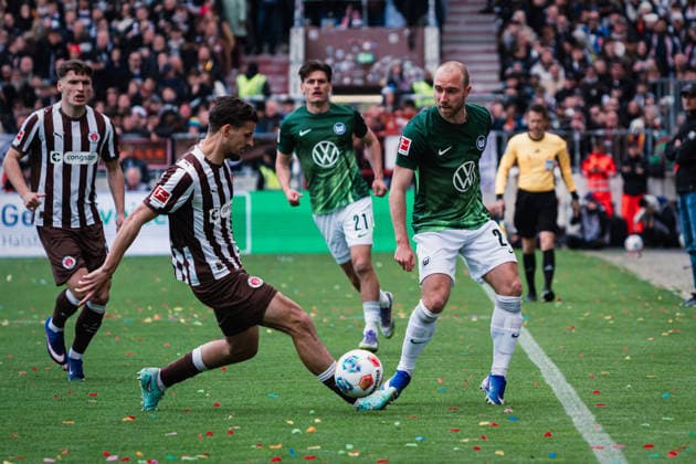 1 Bundesliga FC St Pauli vs VfL Wolfsburg, 16 05 2026 Christian Eriksen VfL Wolfsburg, 24 vs Adam DÅºwigaÅa FC St Pauli, 25 Soccer, 1 Bundesliga, 34 Matchday FC St Pauli vs VfL Wolfsburg on 16 05 2026 at Millerntor Stadion, Hamburg DFL REGULATIONS PROHIBIT ANY USE OF PHOTOGRAPHS AS IMAGE SEQUENCES AND OR QUASI VIDEO Copyright: xBEAUTIFULxSPORTS Tonhäuserx