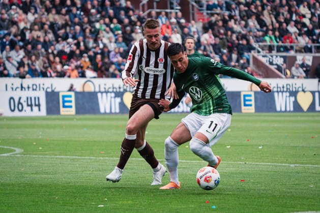 1 Bundesliga FC St Pauli vs VfL Wolfsburg, 16 05 2026 Hauke Wahl FC St Pauli, 5 vs Adam Daghim VfL Wolfsburg, 11 Soccer, 1 Bundesliga, 34 Matchday FC St Pauli vs VfL Wolfsburg on 16 05 2026 at Millerntor Stadion, Hamburg DFL REGULATIONS PROHIBIT ANY USE OF PHOTOGRAPHS AS IMAGE SEQUENCES AND OR QUASI VIDEO Copyright: xBEAUTIFULxSPORTS Tonhäuserx