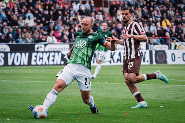1 Bundesliga FC St Pauli vs VfL Wolfsburg, 16 05 2026 Christian Eriksen VfL Wolfsburg, 24 on the ball Football, 1 Bundesliga, Matchday 34 FC St Pauli vs VfL Wolfsburg on 16 05 2026 at Millerntor Stadion, Hamburg DFL REGULATIONS PROHIBIT ANY USE OF PHOTOGRAPHS AS IMAGE SEQUENCES AND OR QUASI VIDEO Copyright: xBEAUTIFULxSPORTS Tonhäuserx