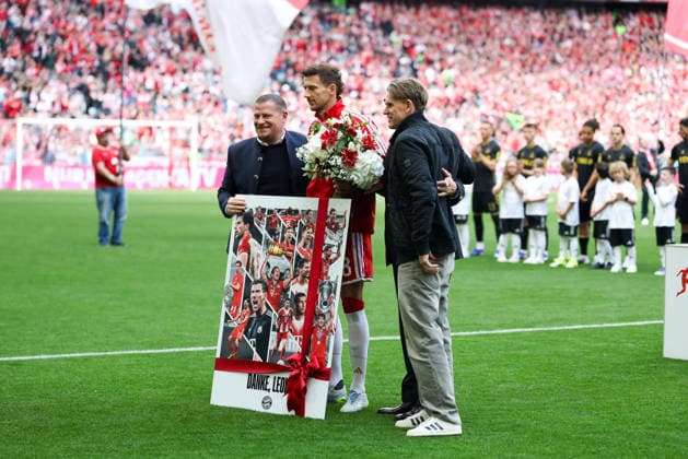 Leon Goretzka FC Bayern Muenchen, 08 is bid farewell, with Max Eberl FC Bayern Muenchen, Chief Sports Officer and Christoph Freund FC Bayern Muenchen, Sports Director , GER, FC Bayern Muenchen vs 1 FC Koeln, Football, Bundesliga, Matchday 34, Season 2025 2026, 16 05 2026, DFL DFB REGULATIONS PROHIBIT ANY USE OF PHOTOGRAPHS as IMAGE SEQUENCES and or QUASI VIDEO, GER, FC Bayern Muenchen vs 1 FC Koeln, Football, Bundesliga, 34 Matchday, Season 2025 2026, 16 05 2026 Muenchen Copyright: xEibner-Pressefoto JennixMaulx EP_JML
