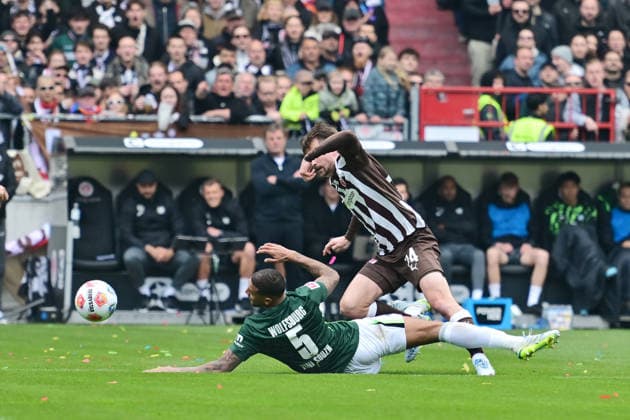 GER 1 FBL, FC St Pauli vs VfL Wolfsburg 16 05 2026, GER 1 FBL, FC St Pauli vs VfL Wolfsburg in the picture Connor Metcalfe Pauli 25 26 24 tries to assert himself against Souza Vinicius Wolfsburg 05 nordphotoxGmbH xWitke nph00002