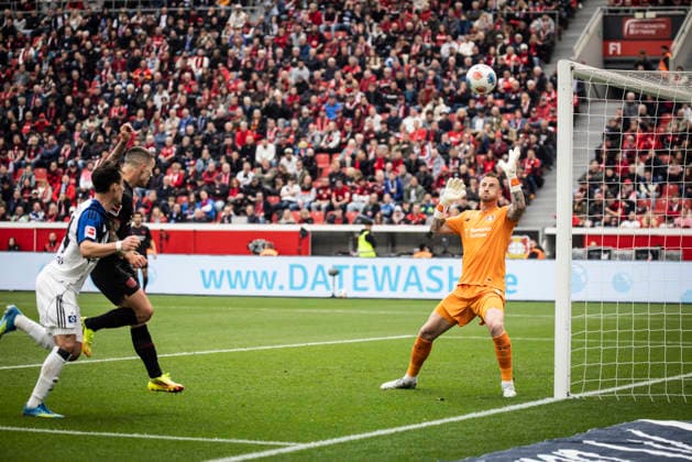 LEVERKUSEN, GERMANY - MAY 16, 2026 : Nicolas Capaldo (Hamburger SV, 24) - His header hits the crossbar during the German Bundesliga match on gameday 34 between Bayer 04 Leverkusen vs. Hamburger SV at BayArena on May 16, 2026 in Leverkusen, Germany. Keeper Mark Flekken (Bayer 04 Leverkusen, 1) is viewing the scene. DFL REGULATIONS PROHIBIT ANY USE OF PHOTOGRAPHS AS IMAGE SEQUENCES AND OR QUASI-VIDEO. Northrhine-Westphalia Germany Copyright: xAxelxKohringx