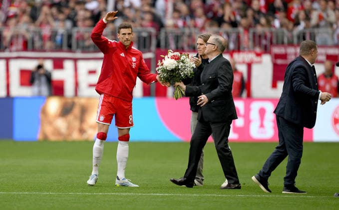 Soccer 1 Bundesliga Season 2025 2026 34 Matchday FC Bayern Muenchen 1 FC Koeln 16 05 2026 Farewell, from left, of Leon Goretzka FC Bayern Muenchen with Sports Director Christoph Freund FC Bayern Muenchen and Chairman of the Board Jan Christian Dreesen FC Bayern Muenchen
