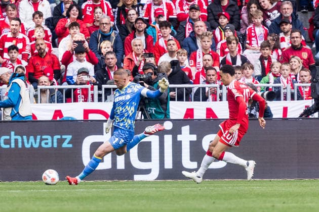 MUNICH, GERMANY - MAY 16: Marvin Schwaebe (Schwäbe, Schwabe, 1. FC Koeln, 1) controls the ball against Jamal Musiala (FC Bayern Muenchen, 10) during the Bundesliga match between FC Bayern Muenchen vs. 1. FC Koeln at Allianz Arena on matchday 34 of the 1. Bundesliga on May 16, 2026 in Munich, Germany. DFL REGULATIONS PROHIBIT ANY USE OF PHOTOGRAPHS AS IMAGE SEQUENCES AND OR QUASI-VIDEO. Bavaria Germany Copyright: xSteffiexWunderlx