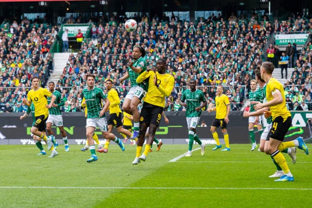 16 05 2026, Matchday 34 in Bundesliga 1, SV Werder Bremen Borussia Dortmund v l Isaac Osas Schmidt SV Werder Bremen , Serhou Guirassy Borussia Dortmund Bremen Weserstadion Bremen Germany xRHR PHOTO DEx Copyright: DennisxEwert RHR-FOTOx RHR-FOTO DE