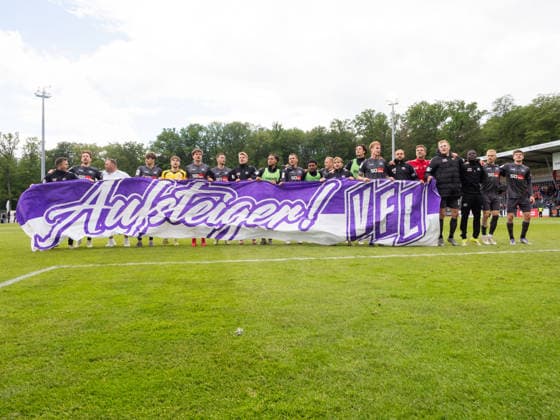 VfL Osnabrueck Spieler bei Fans mit Banner Aufsteiger VfL GER, VfB Stuttgart II vs. VfL Osnabrueck, Fussball, 3. Bundesliga, 38. Spieltag, Spielzeit 2025 2026, 16.05.2026 GER, VfB Stuttgart II vs. VfL Osnabrueck, Fussball, 3. Bundesliga, 38. Spieltag, Spielzeit 2025 2026, 16.05.2026 Aspach *** VfL Osnabrueck players with fans with banner VfL GER, VfB Stuttgart II vs VfL Osnabrueck, Football, 3 Bundesliga, 38 Matchday, Season 2025 2026, 16 05 2026 GER, VfB Stuttgart II vs VfL Osnabrueck, Football, 3 Bundesliga, 38 Matchday, Season 2025 2026, 16 05 2026 Aspach Copyright: xEibner-Pressefoto CarstenxSchwerx EP_CSG