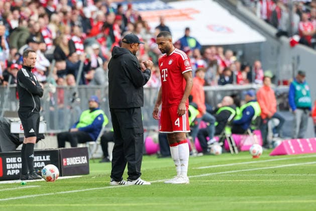 Jonathan Tah FC Bayern Muenchen, 04 in conversation with Vincent Kompany FC Bayern Muenchen, Head Coach , GER, FC Bayern Muenchen vs 1 FC Koeln, Football, Bundesliga, Matchday 34, Season 2025 2026, 16 05 2026, DFL DFB REGULATIONS PROHIBIT ANY USE OF PHOTOGRAPHS as IMAGE SEQUENCES and or QUASI VIDEO, GER, FC Bayern Muenchen vs 1 FC Koeln, Football, Bundesliga, Matchday 34, Season 2025 2026, 16 05 2026 Muenchen Copyright: xEibner-Pressefoto JennixMaulx EP_JML