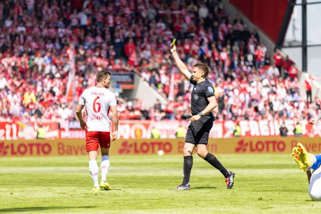 16 05 2026, Soccer, GER, Season, 3 Liga, Season 2025 2026, 38 Matchday, SSV Jahn Regensburg FC Energie Cottbus Tobias Reichel Referee shows Benedikt Saller SSV Jahn the yellow card DFL REGULATIONS PROHIBIT ANY USE OF PHOTOGRAPHS AS IMAGE SEQUENCES AND OR QUASI VIDEO