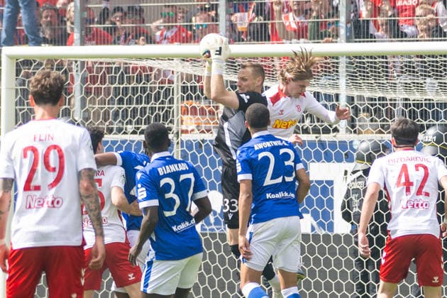 16 05 2026, Football, GER, Season, 3 Liga, Season 2025 2026, 38 Matchday, SSV Jahn Regensburg FC Energie Cottbus Marius Funk Cottbus catches the ball in front of John Posselt SSV Jahn Regensburg DFL REGULATIONS PROHIBIT ANY USE OF PHOTOGRAPHS AS IMAGE SEQUENCES AND OR QUASI VIDEO