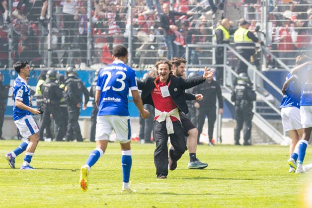 16 05 2026, Football, GER, Season, 3 Liga, Season 2025 2026, 38 Matchday, SSV Jahn Regensburg FC Energie Cottbus Cheering after the final whistle and promotion to the second division at Energie Cottbus DFL REGULATIONS PROHIBIT ANY USE OF PHOTOGRAPHS AS IMAGE SEQUENCES AND OR QUASI VIDEO