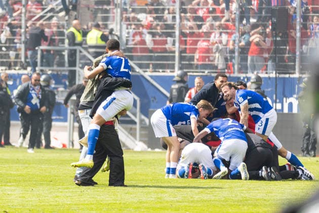 16.05.2026, Fussball, GER, Saison, 3.Liga, Saision 2025 2026, 38. Spieltag, SSV Jahn Regensburg - FC Energie Cottbus Jubel nach dem Schlusspfiff und dem Aufstieg in die zweite Liga bei Energie Cottbus DFL REGULATIONS PROHIBIT ANY USE OF PHOTOGRAPHS AS IMAGE SEQUENCES AND OR QUASI-VIDEO. *** 16 05 2026, Football, GER, Season, 3 Liga, Season 2025 2026, 38 Matchday, SSV Jahn Regensburg FC Energie Cottbus Cheering after the final whistle and promotion to the second division at Energie Cottbus DFL REGULATIONS PROHIBIT ANY USE OF PHOTOGRAPHS AS IMAGE SEQUENCES AND OR QUASI VIDEO
