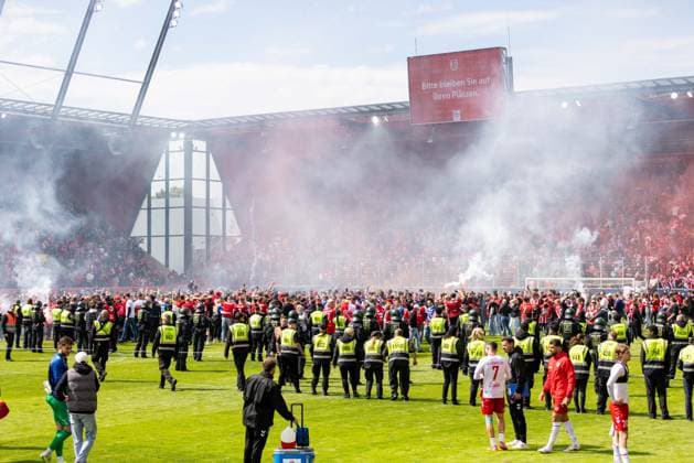 16.05.2026, Fussball, GER, Saison, 3.Liga, Saision 2025 2026, 38. Spieltag, SSV Jahn Regensburg - FC Energie Cottbus Jubel nach dem Schlusspfiff und dem Aufstieg in die zweite Liga bei Energie Cottbus DFL REGULATIONS PROHIBIT ANY USE OF PHOTOGRAPHS AS IMAGE SEQUENCES AND OR QUASI-VIDEO. *** 16 05 2026, Football, GER, Season, 3 Liga, Season 2025 2026, 38 Matchday, SSV Jahn Regensburg FC Energie Cottbus Cheering after the final whistle and promotion to the second division at Energie Cottbus DFL REGULATIONS PROHIBIT ANY USE OF PHOTOGRAPHS AS IMAGE SEQUENCES AND OR QUASI VIDEO