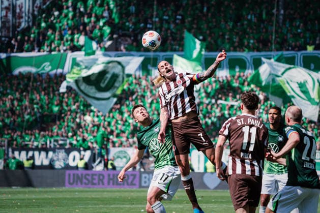 1 Bundesliga FC St Pauli vs VfL Wolfsburg, 16 05 2026 Dženan PejÄinoviÄ‡ VfL Wolfsburg, 17 vs Jackson Irvine FC St Pauli, 7 Soccer, 1 Bundesliga, 34 Matchday FC St Pauli vs VfL Wolfsburg on 16 05 2026 at Millerntor Stadion, Hamburg DFL REGULATIONS PROHIBIT ANY USE OF PHOTOGRAPHS AS IMAGE SEQUENCES AND OR QUASI VIDEO Copyright: xBEAUTIFULxSPORTS Tonhäuserx