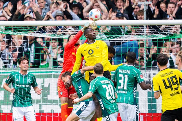 16.05.2026 - Fußball, 2025 2026, 1. Bundesliga, 34. Spieltag, SV Werder Bremen - Borussia Dortmund: (L-R) Mio Backhaus (Bremen), Serhou Guirassy (Dortmund) DFL REGULATIONS PROHIBIT ANY USE OF PHOTOGRAPHS AS IMAGE SEQUENCES AND OR QUASI-VIDEO. *** 16 05 2026 Football, 2025 2026, 1 Bundesliga, Matchday 34, SV Werder Bremen Borussia Dortmund L R Mio Backhaus Bremen , Serhou Guirassy Dortmund DFL REGULATIONS PROHIBIT ANY USE OF PHOTOGRAPHS AS IMAGE SEQUENCES AND OR QUASI VIDEO