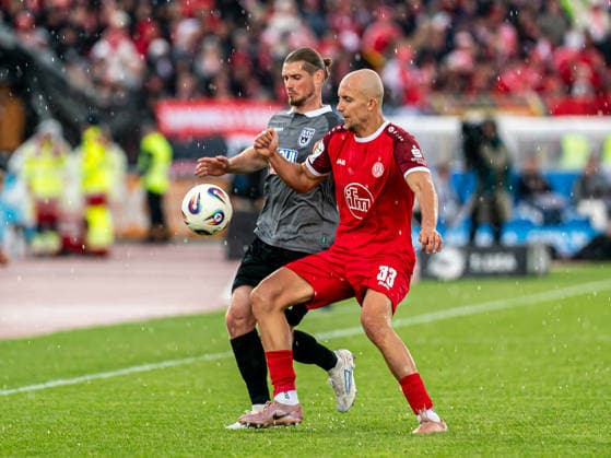 Dennis Chessa SSV Ulm 1846, 11 in duel with Tobias Kraulich Rot Weiss Essen, 33 , GER, SSV Ulm 1846 vs Rot Weiss Essen, Football, 3 Liga, Season 2025 2026, 16 05 2026, DFB DFL regulations prohibit any use of photographs as image sequences and or quasi video GER, SSV Ulm 1846 vs Rot Weiss Essen, Football, 3 Liga, Season 2025 2026, 16 05 2026 Ulm Copyright: xMichaelxSchmidt Eibner-Pressefotx EP_MST