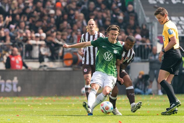 Mattias Svanberg VfL Wolfsburg, 32 , Joel Chima Fujita FC St Pauli, 16 , GER, FC St Pauli vs VfL Wolfsburg, Football, Bundesliga, Matchday 34, Season 2025 2026, 16 05 2026 DFL REGULATIONS PROHIBIT ANY USE OF PHOTOGRAPHS AS IMAGE SEQUENCES AND OR QUASI VIDEO GER, FC St Pauli vs VfL Wolfsburg, Football, Bundesliga, Matchday 34, Season 2025 2026, 16 05 2026 Hamburg Copyright: xEibner-Pressefoto MaxxVincenx EP_MVN