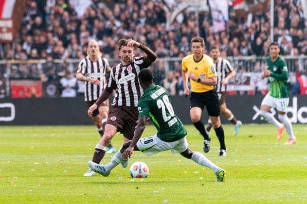 Connor Metcalfe FC St Pauli, 24 , Sael Kumbedi VfL Wolfsburg, 26 , GER, FC St Pauli vs VfL Wolfsburg, Football, Bundesliga, Matchday 34, Season 2025 2026, 16 05 2026 DFL REGULATIONS PROHIBIT ANY USE OF PHOTOGRAPHS AS IMAGE SEQUENCES AND OR QUASI VIDEO GER, FC St Pauli vs VfL Wolfsburg, Football, Bundesliga, Matchday 34, Season 2025 2026, 16 05 2026 Hamburg Copyright: xEibner-Pressefoto MaxxVincenx EP_MVN