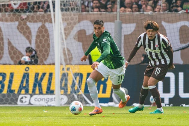 Adam Daghim VfL Wolfsburg, 11 on the dribble, Tomoya Ando FC St Pauli, 15 , GER, FC St Pauli vs VfL Wolfsburg, Football, Bundesliga, Matchday 34, Season 2025 2026, 16 05 2026 DFL REGULATES PROHIBIT ANY USE OF PHOTOGRAPHS AS IMAGE SEQUENCES AND OR QUASI VIDEO GER, FC St Pauli vs VfL Wolfsburg, Football, Bundesliga, Matchday 34, Season 2025 2026, 16 05 2026 Hamburg Copyright: xEibner-Pressefoto MaxxVincenx EP_MVN