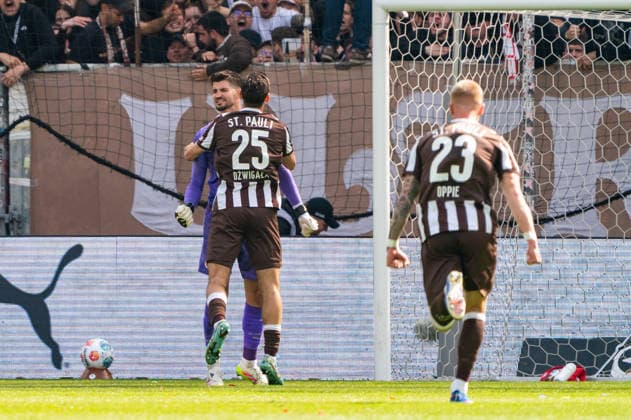 Goalkeeper Nikola Vasilj FC St Pauli, 22 parade, cheers with Adam Dzwigala FC St Pauli, 25 and Louis Oppie FC St Pauli, 23 , GER, FC St Pauli vs VfL Wolfsburg, Football, Bundesliga, Matchday 34, Season 2025 2026, 16 05 2026 DFL REGULATES PROHIBIT ANY USE OF PHOTOGRAPHS AS IMAGE SEQUENCES AND OR QUASI VIDEO GER, FC St Pauli vs VfL Wolfsburg, Football, Bundesliga, Matchday 34, Season 2025 2026, 16 05 2026 Hamburg Copyright: xEibner-Pressefoto MaxxVincenx EP_MVN