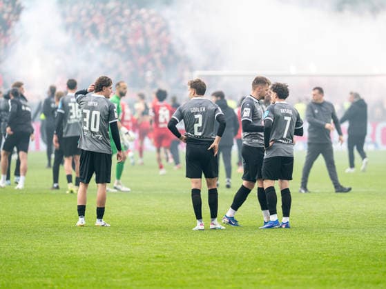 The Ulm team after the match, GER, SSV Ulm 1846 vs Rot Weiss Essen, Football, 3 Liga, Season 2025 2026, 16 05 2026, DFB DFL regulations prohibit any use of photographs as image sequences and or quasi video GER, SSV Ulm 1846 vs Rot Weiss Essen, Football, 3 Liga, Season 2025 2026, 16 05 2026 Ulm Copyright: xMichaelxSchmidt Eibner-Pressefotx EP_MST