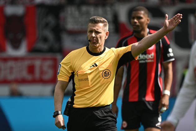 16 05 2026, xjhx, Soccer 1 Bundesliga, Eintracht Frankfurt VfB Stuttgart v l Referee Referee Tobias Welz Wiesbaden gives instructions, gesticulates, gesticulate with arms gives instructions, gesticulate DFL DFB REGULATIONS PROHIBIT ANY USE OF PHOTOGRAPHS as IMAGE SEQUENCES and or QUASI VIDEO Frankfurt am Main