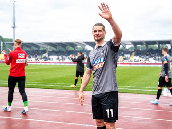 Dennis Chessa SSV Ulm 1846, 11 waves to the fans, GER, SSV Ulm 1846 vs Rot Weiss Essen, Football, 3 Liga, Season 2025 2026, 16 05 2026, DFB DFL regulations prohibit any use of photographs as image sequences and or quasi video GER, SSV Ulm 1846 vs Rot Weiss Essen, Football, 3 Liga, Season 2025 2026, 16 05 2026 Ulm Copyright: xMichaelxSchmidt Eibner-Pressefotx EP_MST