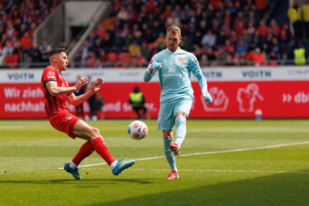 Daniel Batz 33, 1 FSV Mainz 05 and Marvin Pieringer 18, 1 FC Heidenheim at the match between 1 FC Heidenheim v 1 FSV Mainz 05, Football, Men, Bundesliga, 2025 2026, Matchday 34 on 16 05 2026 in Heidenheim, Voith Arena DFL and DFB regulations prohibit any use of photographs as image sequences and or quasi video Baden Württemberg Germany
