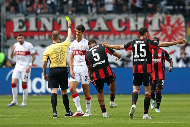 16 05 2026, xovx, Fußball Fußball Bundesliga, Eintracht Frankfurt VfB Stuttgart v l yellow card from referee Tobias Welz Wiesbaden to Chema Andres VfB Stuttgart DFL DFB REGULATIONS PROHIBIT ANY USE OF PHOTOGRAPHS as IMAGE SEQUENCES and or QUASI VIDEO emspor Frankfurt