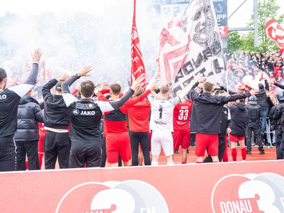 The Rot Weiss Essen team celebrates with the fans, GER, SSV Ulm 1846 vs Rot Weiss Essen, Football, 3 Liga, Season 2025 2026, 16 05 2026, DFB DFL regulations prohibit any use of photographs as image sequences and or quasi video GER, SSV Ulm 1846 vs Rot Weiss Essen, Football, 3 Liga, Season 2025 2026, 16 05 2026 Ulm Copyright: xMichaelxSchmidt Eibner-Pressefotx EP_MST