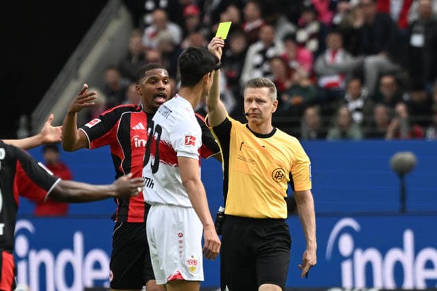 16 05 2026, xjhx, Soccer 1 Bundesliga, Eintracht Frankfurt VfB Stuttgart v l Referee Referee Tobias Welz Wiesbaden shows Jose Maria Andres Baixauli VfB Stuttgart Chema the yellow card DFL DFB REGULATIONS PROHIBIT ANY USE OF PHOTOGRAPHS as IMAGE SEQUENCES and or QUASI VIDEO Frankfurt am Main