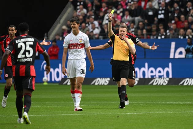 16 05 2026, xjhx, Soccer 1 Bundesliga, Eintracht Frankfurt VfB Stuttgart v l Referee Referee Tobias Welz Wiesbaden shows Jose Maria Andres Baixauli VfB Stuttgart Chema the yellow card DFL DFB REGULATIONS PROHIBIT ANY USE OF PHOTOGRAPHS as IMAGE SEQUENCES and or QUASI VIDEO Frankfurt am Main