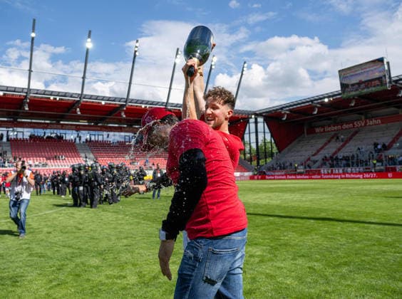 Fussball, Herren, Saison 2025 2026, 3. Liga (38. Spieltag), SSV Jahn Regensburg - FC Energie Cottbus, Champagner-Dusche von Tim Campulka (Energie Cottbus) an Trainer Claus-Dieter Pele Wollitz (Energie Cottbus), 16.05. 2026, *** Football, Men, Season 2025 2026, 3 Liga 38 Matchday , SSV Jahn Regensburg FC Energie Cottbus, Champagne shower from Tim Campulka Energie Cottbus to coach Claus Dieter Pele Wollitz Energie Cottbus , 16 05 2026, Copyright: xSebastianxRäppold MatthiasxKochx