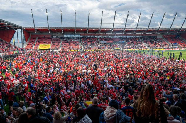Football, Men, Season 2025 2026, 3 Liga 38 Matchday , SSV Jahn Regensburg FC Energie Cottbus, Cottbus fans storm the pitch after the final whistle, 16 05 2026, Copyright: xSebastianxRäppold MatthiasxKochx