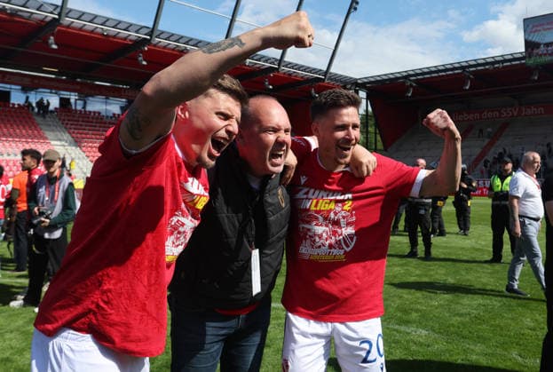Cottbus steigt in die 2. Bundesliga auf. Jahn Regensburg-Energie Cottbus , Fußball , 3.Liga , in dem JahnStadion, in Regensburg , Bayern , Deutschland. Mai 16 , 2026 . Photo by: Davide Elias IPA Photo Pressefoto DENL Copyright: xDavidexEliasx