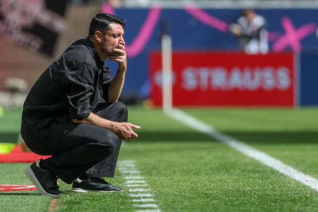 Fußball 1. Bundesliga - Eintracht Frankfurt - VfB Stuttgart am 16.05.2026 im Deutsche Bank Park in Frankfurt Trainer Albert Riera (Frankfurt) unzufrieden, enttäuscht, enttaeuscht, niedergeschlagen. *** Soccer 1 Bundesliga Eintracht Frankfurt VfB Stuttgart on 16 05 2026 at Deutsche Bank Park in Frankfurt Coach Albert Riera Frankfurt dissatisfied, disappointed, disappointed, dejected MH
