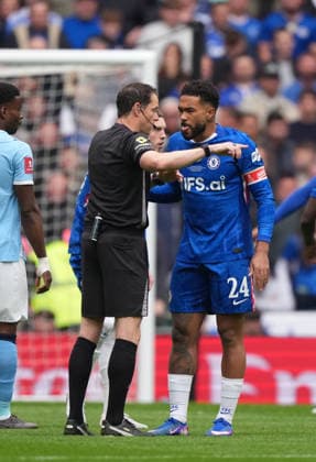 Chelsea v Manchester City FA Cup Final, Football, Wembley Stadium, London, UK - 16 May 2026 Referee Darren England has words with Reece James of Chelsea. London Wembley Stadium London UK, UK NEWSPAPERS OUT Copyright: xSeanxRyanx