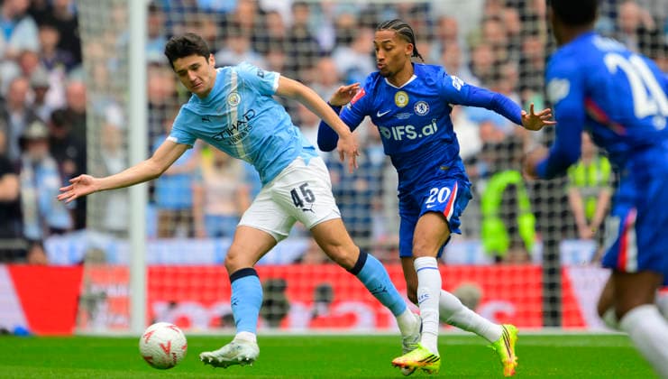 Chelsea v Manchester City, London, UK - 16 May 2025 Abdukodir Khusanov of Manchester City challenges for the ball with Joao Pedro of Chelsea during the FA Cup Final match between Chelsea and Manchester City on 16th May 2026 at Wembley Stadium, London London Wembley Stadium London GBR Copyright: xFrankiexOKeeffe PPAUKx PPA-274910