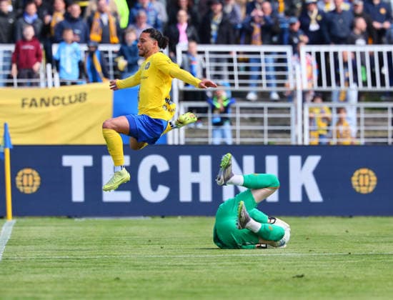 Lok Leipzig Magdeburg II Regionalliga Nordost Leipzig, 16 05 2026, Bruno Plache Stadion, Soccer, Regionalliga NO , 1 FC LOK LEIPZIG vs 1 FC MAGDEBURG II , In the picture from l Malik McLemore 10, Lok and goalkeeper Tjark Möbius 42, Magdeburg , Picture Point