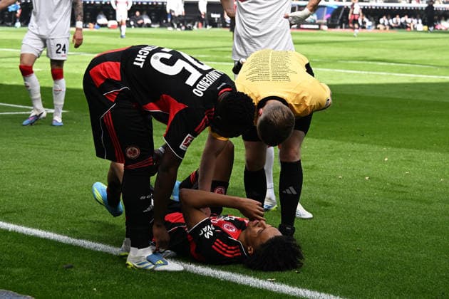 16 05 2026, xsltx, Football 1 Bundesliga, Eintracht Frankfurt VfB Stuttgart v l Jean Matteo Bahoya Eintracht Frankfurt injured, injury, pain, aches Arnaud Kalimuendo Eintracht Frankfurt Referee Referee Tobias Welz Wiesbaden DFL DFB REGULATIONS PROHIBIT ANY USE OF PHOTOGRAPHS as IMAGE SEQUENCES and or QUASI VIDEO Frankfurt am Main