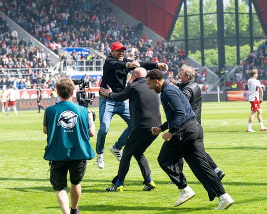 Soccer, Men, Season 2025 2026, 3 Liga 38 Matchday , SSV Jahn Regensburg FC Energie Cottbus, f l Coach Claus Dieter Pele Wollitz Energie Cottbus , Cheering after final whistle, 16 05 2026, Copyright: xSebastianxRäppold MatthiasxKochx