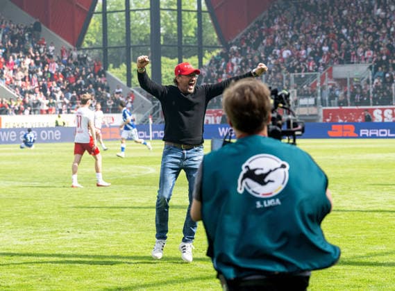 Soccer, Men, Season 2025 2026, 3 Liga 38 Matchday , SSV Jahn Regensburg FC Energie Cottbus, f l Coach Claus Dieter Pele Wollitz Energie Cottbus , Cheering after final whistle, 16 05 2026, Copyright: xSebastianxRäppold MatthiasxKochx