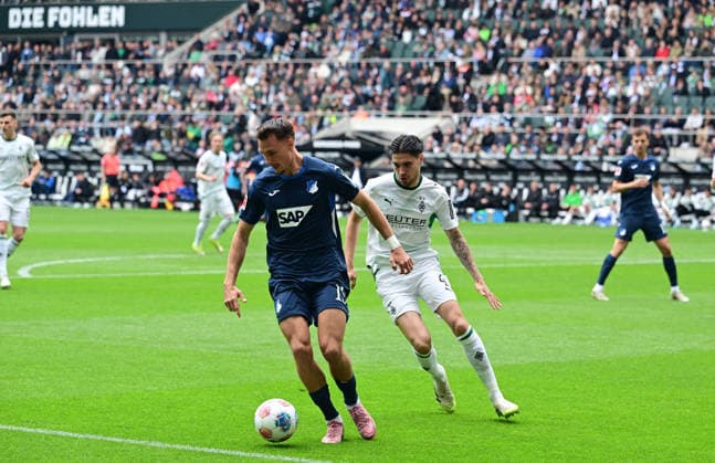 16 05 2026 Moenchengladbach Fußball, Herren, Saison 2025 2026, Borussia Moenchengladbach vs TSG 1899 Hoffenheim Zweikampf zwischen v li Tim Lemperle Hoffenheim , Kevin Diks Gladbach DFL regulations prohibit any use of photographs as image sequences and or quasi video Borussia Park NRW Germany