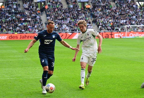 16 05 2026 Moenchengladbach Fußball, Herren, Saison 2025 2026, Borussia Moenchengladbach vs TSG 1899 Hoffenheim Zweikampf zwischen v li Vladimir Coufal Hoffenheim , Hugo Bolin Gladbach DFL regulations prohibit any use of photographs as image sequences and or quasi video Borussia Park NRW Germany