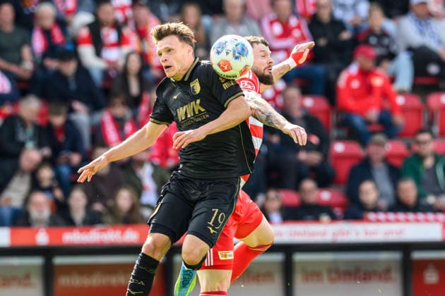 v l Robin Fellhauer FCA, 19 , Oliver Burke 1 FC Union Berlin, 07 , duel, action, fight, fight for the ball, Action, duels, fighting for the ball, GER, Berlin, 1 FC Union Berlin vs FC Augsburg, 1 Bundesliga, Football, DFB, last matchday, Season 2025 2026, Alte Försterei, 16 May 2026, DFB DFL REGULATIONS PROHIBIT ANY USE OF PHOTOGRAPHS AS IMAGE SEQUENCES AND OR QUASI VIDEO, Copyright: HMBxMedia UwexKoch