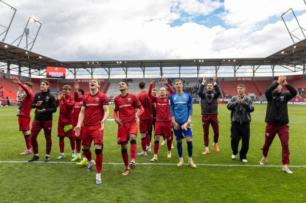 3 Liga FC Ingolstadt 04 SV Waldhof Mannheim players thank the fans for the season, victory jubilation joy 5 1 dance 3 Liga FC Ingolstadt 04 season 2025 2026 SV Waldhof Mannheim